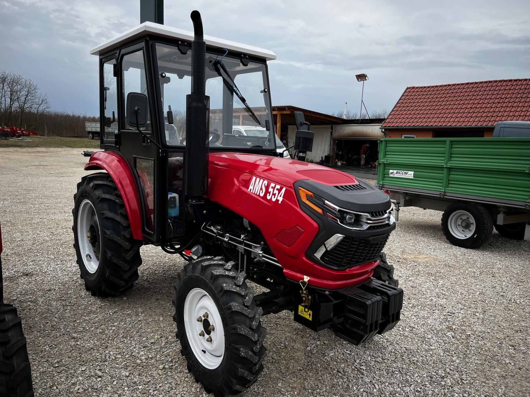 AMS 554 fülkés traktor