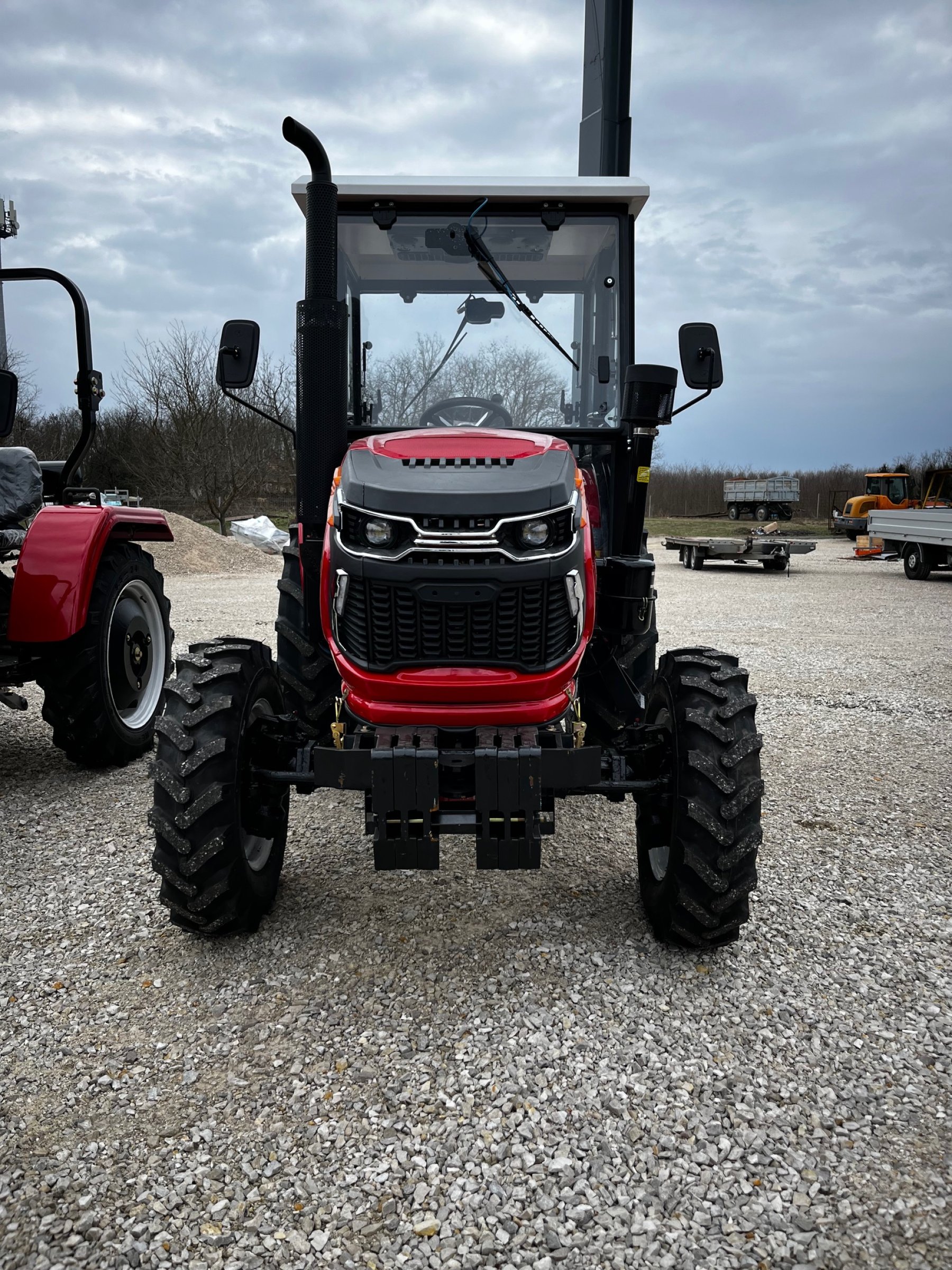 AMS 554 fülkés traktor