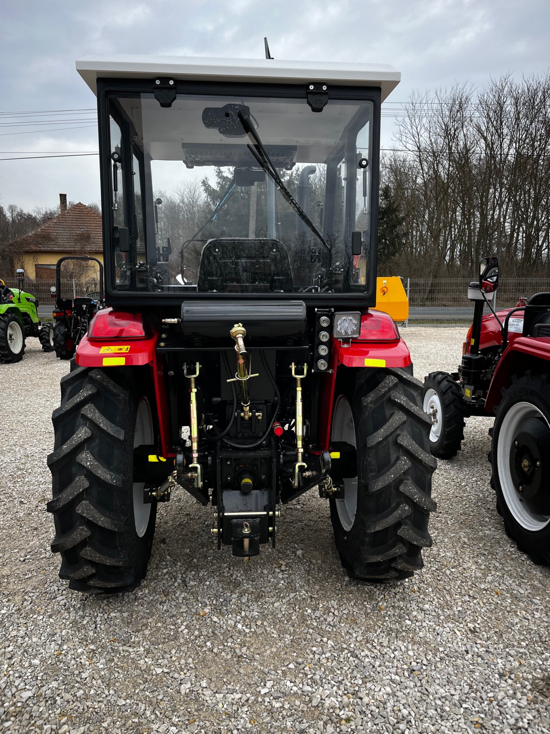 AMS 554 fülkés traktor