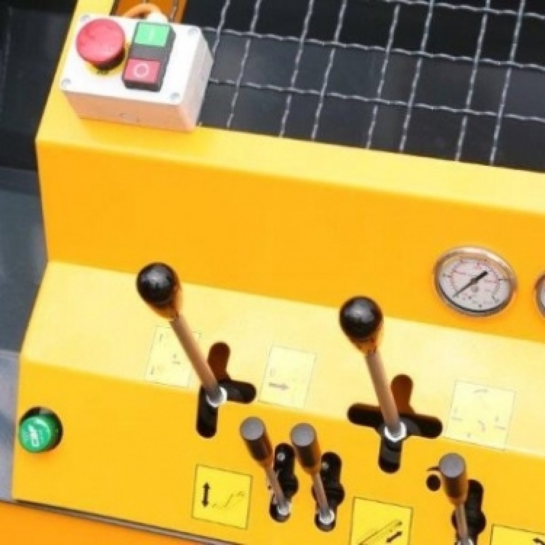 TITAN 40/20 automata fa daraboló gép