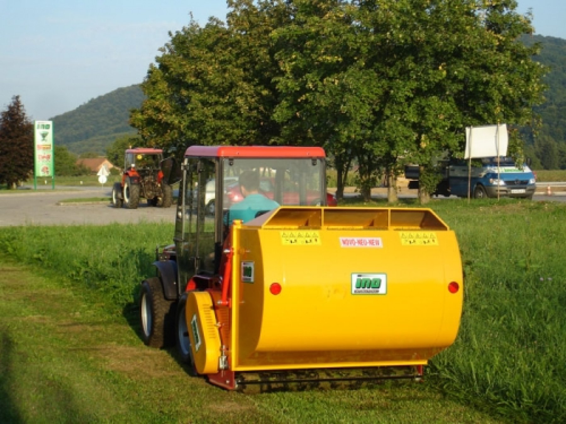 MP 120 tartályos INO fűnyíró gép 160cm hidr.nyitás, MP 160 tartályos INO fűnyíró hidr.nyitás