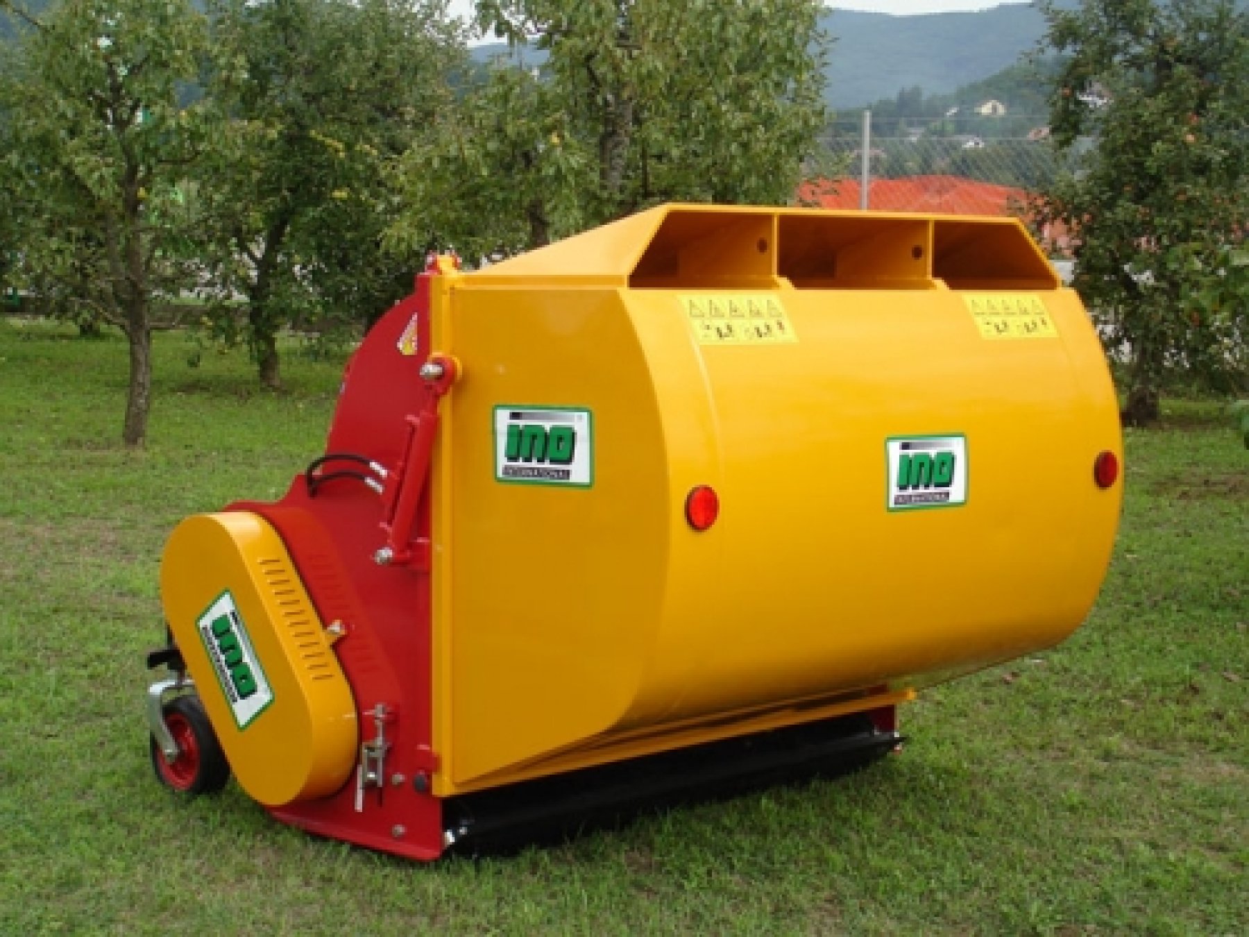 MP 120 tartályos INO fűnyíró gép 160cm hidr.nyitás, MP 160 tartályos INO fűnyíró hidr.nyitás